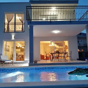 https://villa-fidelissima.hotels-in-trogir.com
